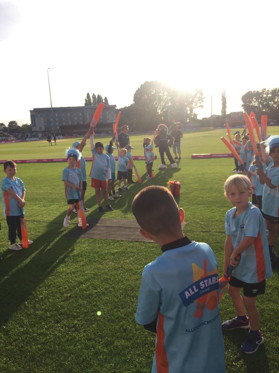 Mickleover_CC's tweet photo. Last night our young 🦁 @allstarscricket players formed the guard of honour for  @DerbyshireCCC v @leicsccc‼️

The kids loved it, thank you.

@CricketDerbys @waynemadders77 

#allstarscricket #BigMoments #community #mickleover https://t.co/drD9ar6nKt