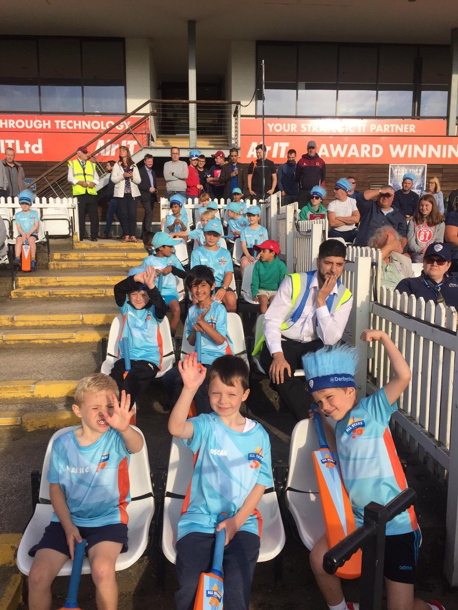 Mickleover_CC's tweet photo. Last night our young 🦁 @allstarscricket players formed the guard of honour for  @DerbyshireCCC v @leicsccc‼️

The kids loved it, thank you.

@CricketDerbys @waynemadders77 

#allstarscricket #BigMoments #community #mickleover https://t.co/drD9ar6nKt