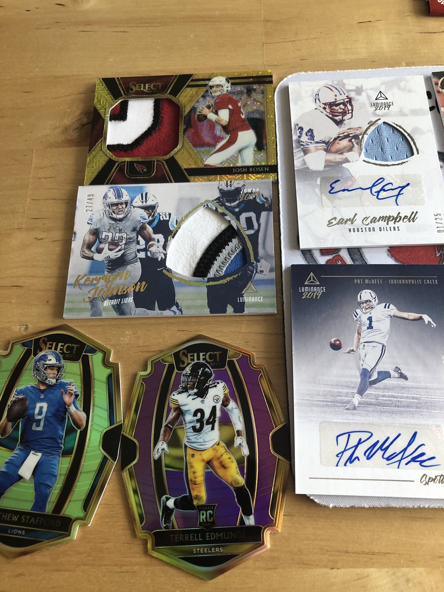 ZackFinn4's tweet photo. Not too bad for a couple of boxes I must say! #eBay #football #footballcards #Panini #nicehits #BuckCityBreaks https://t.co/lLt4tDd7dC