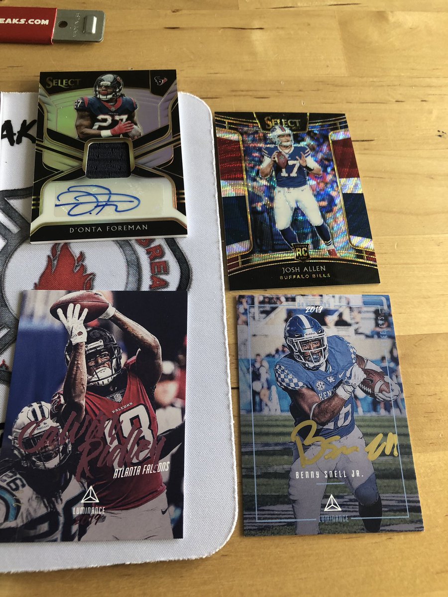 ZackFinn4's tweet photo. Not too bad for a couple of boxes I must say! #eBay #football #footballcards #Panini #nicehits #BuckCityBreaks https://t.co/lLt4tDd7dC