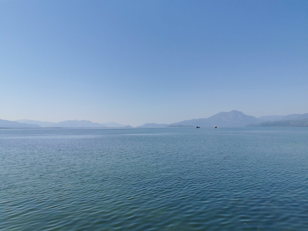 Hırs olmadan hırsız olmadan bir kaç insanı sevip sayıp gideceğiz bu dünyadan çok ta fazla şey etmeye gerek yok 😎