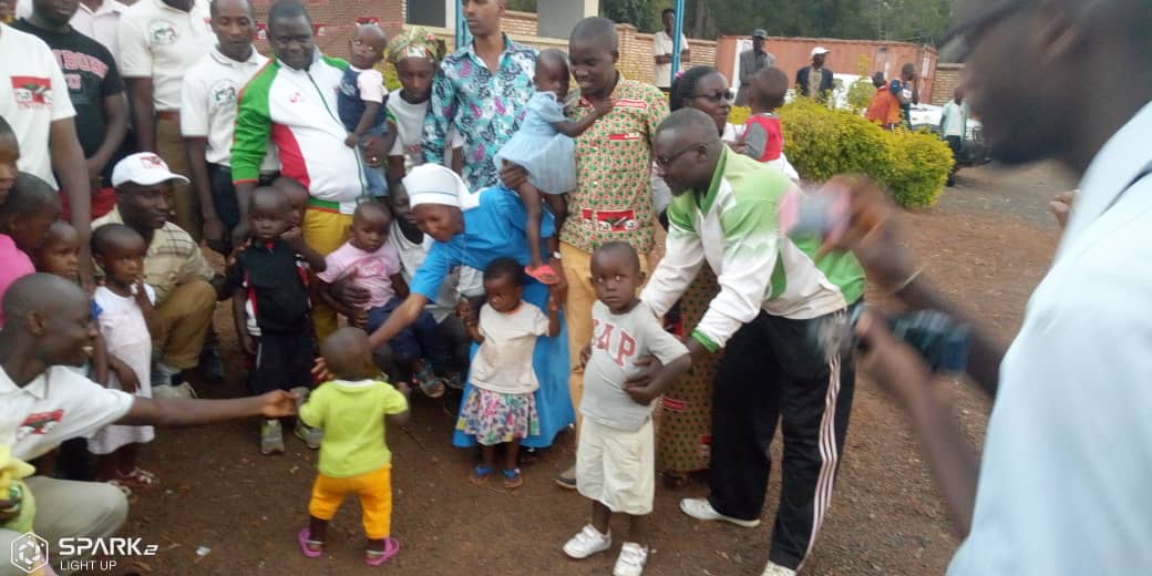 CnddFdd's tweet photo. Les jeunes du Parti @CnddFdd à Cankuzo ont visité l'orphelinat de Muremera. Les soeurs responsables de l'orphelinat ont remercié les Imbonerakure pour l'esprit de solidarité avec les vulnérables. Révérien Ndugi,Secrétaire Provincial était aussi présent. #Burundi #ImbonerakureDay https://t.co/usYYR0X1Jf