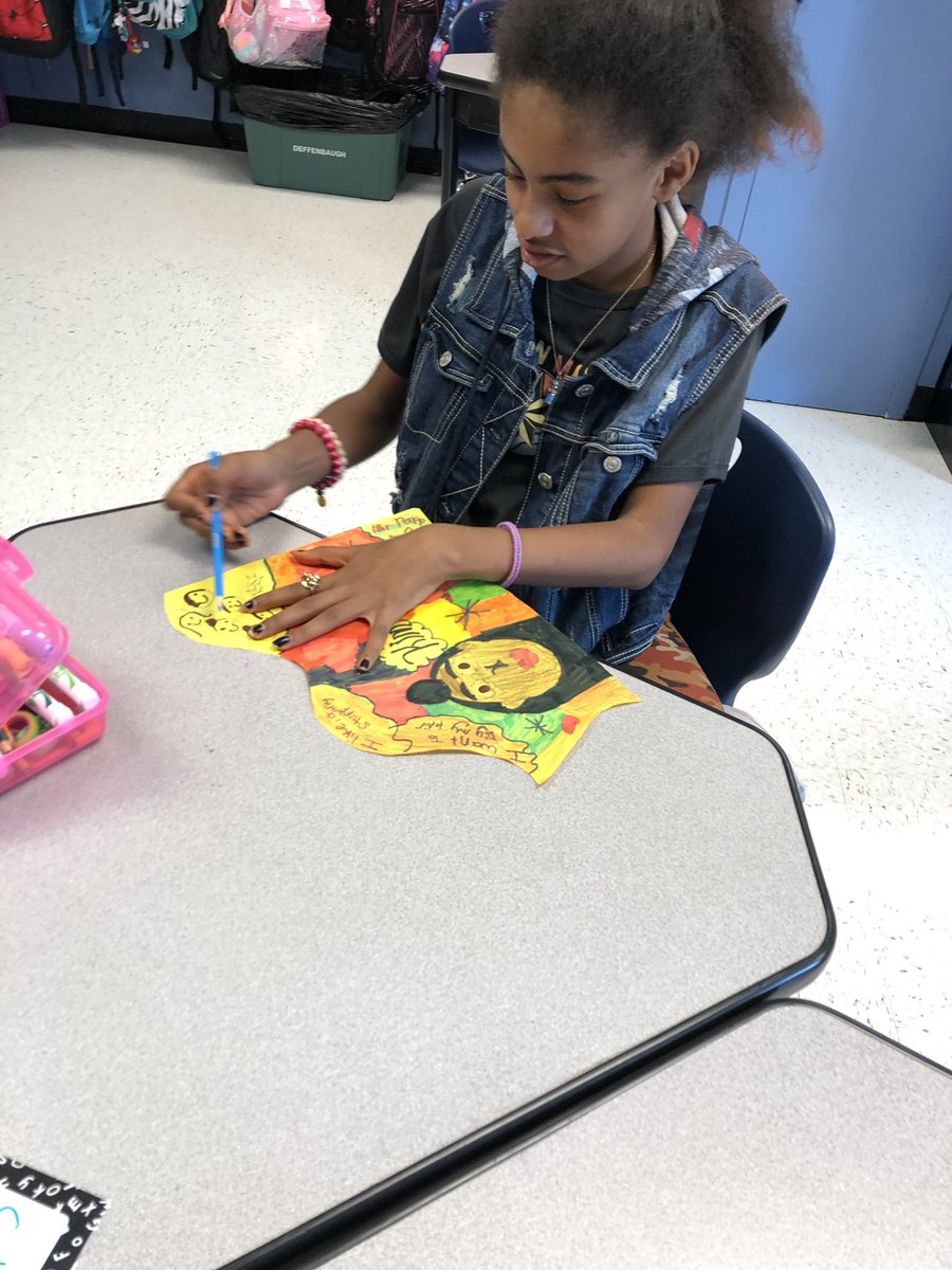 MissCurran7's tweet photo. Yesterday, students created puzzle pieces to tell their story. Today, we used teamwork to put them together to show how our stories come together to create an amazing community! #isdstrong #isd4thgrade  #randallbears @RandallBears https://t.co/sTUKAhrcRf