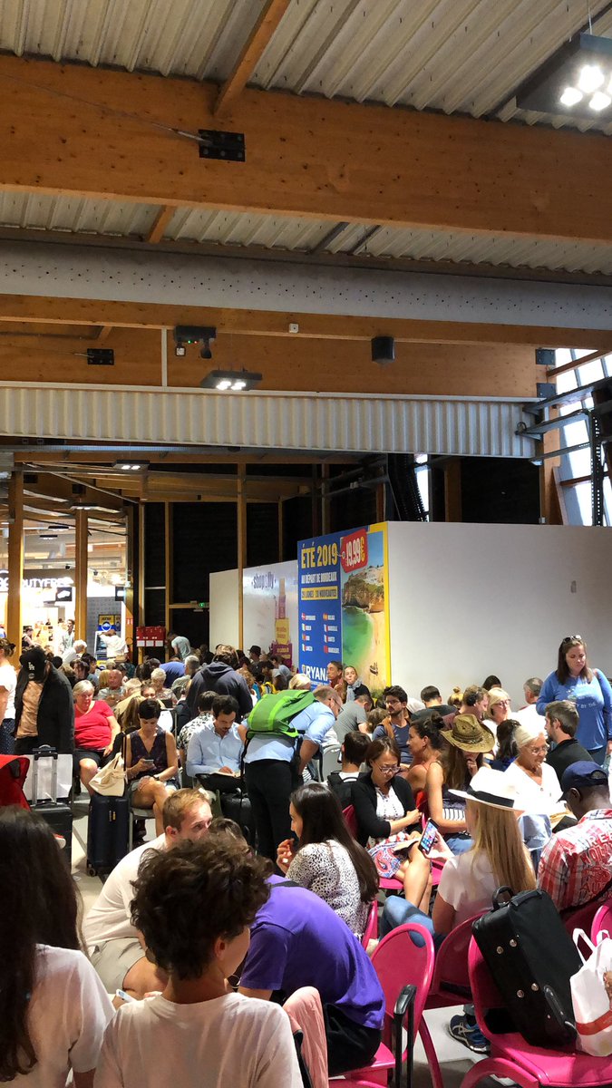 Jen84s's tweet photo. What a disappointment @Aeroport_BOD !!!! I would expect some planning and organization! Fucking mess! 😢 https://t.co/5THT658zR1