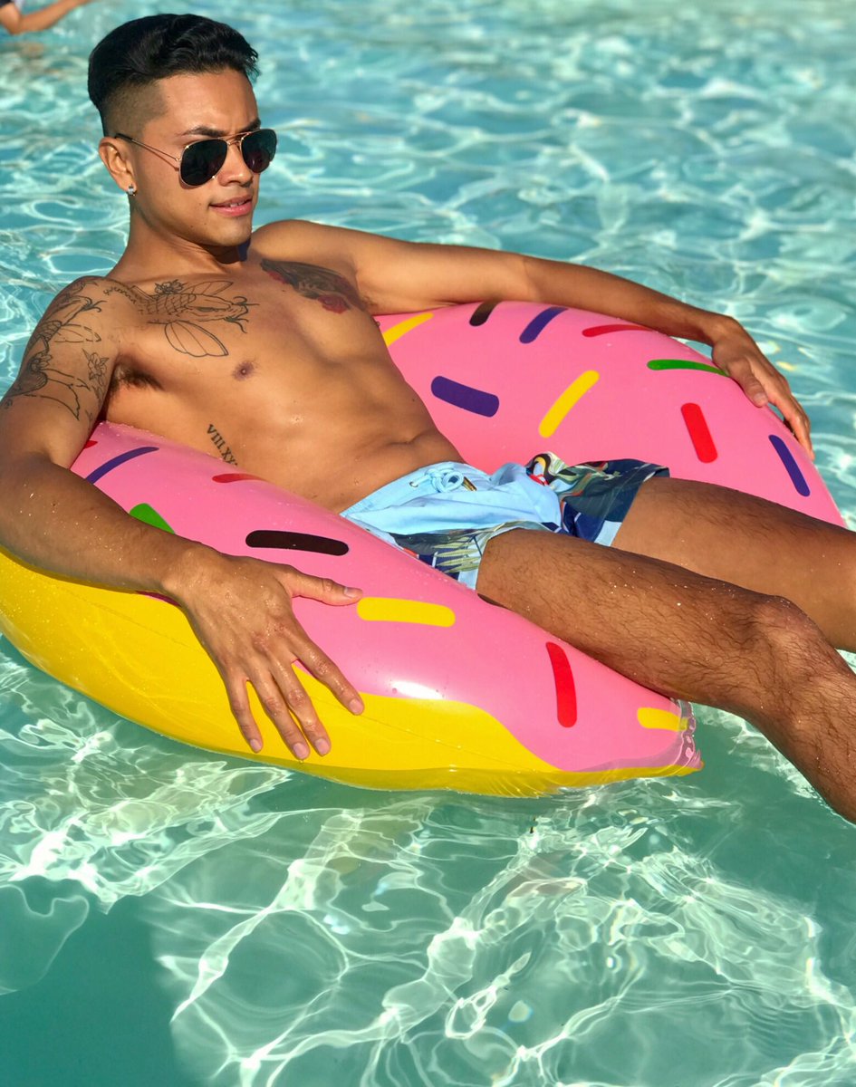 jnorena28's tweet photo. Enjoying the last bit of summer... doing it the right way #summer #pool #pooltube #poolparty #poolfloatie #summeressentials #party #model #influencer #InfluencerMarketing 😎💦👇🏽
https://t.co/rZ98oerWvV https://t.co/DpHP8tFvmJ