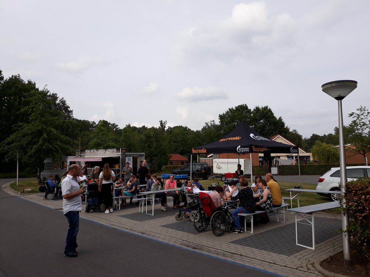 GVeldscholte's tweet photo. @DTZC Vanavond weer een gezellig buurtfeest bij de Eikenlaan. https://t.co/XGQmi2o62s