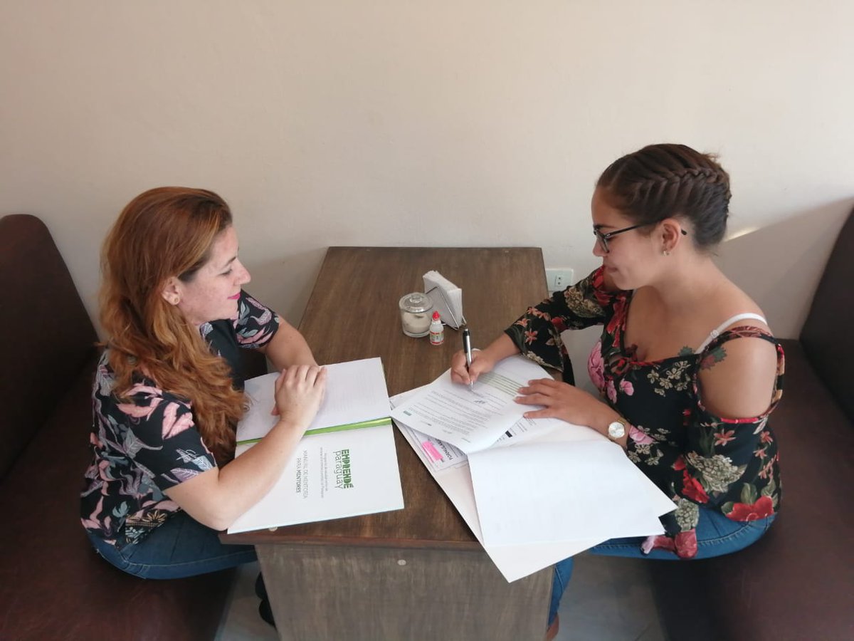 Cerramos una nueva relación de #Mentoría entre Yannylce Ortíz (mentora), de la ciudad de #VillaRica y Sandra Barrios (emprendedora), de la ciudad de #CoronelOviedo, quien realiza manualidades a base de fibro fácil. 🙂👏🏼

¡Muchos éxitos para ambas en este nuevo desafío! 😁💪🏼