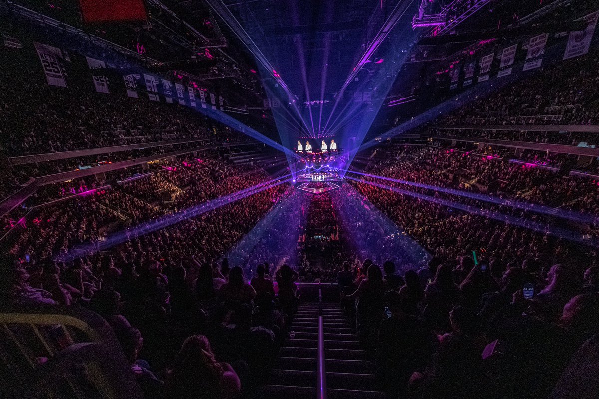 nickcarter's tweet image. Where Brooklyn at?!? You showed UP last night at #bsbnyc. You always go hard with us! Thank you! #dnaworldtour