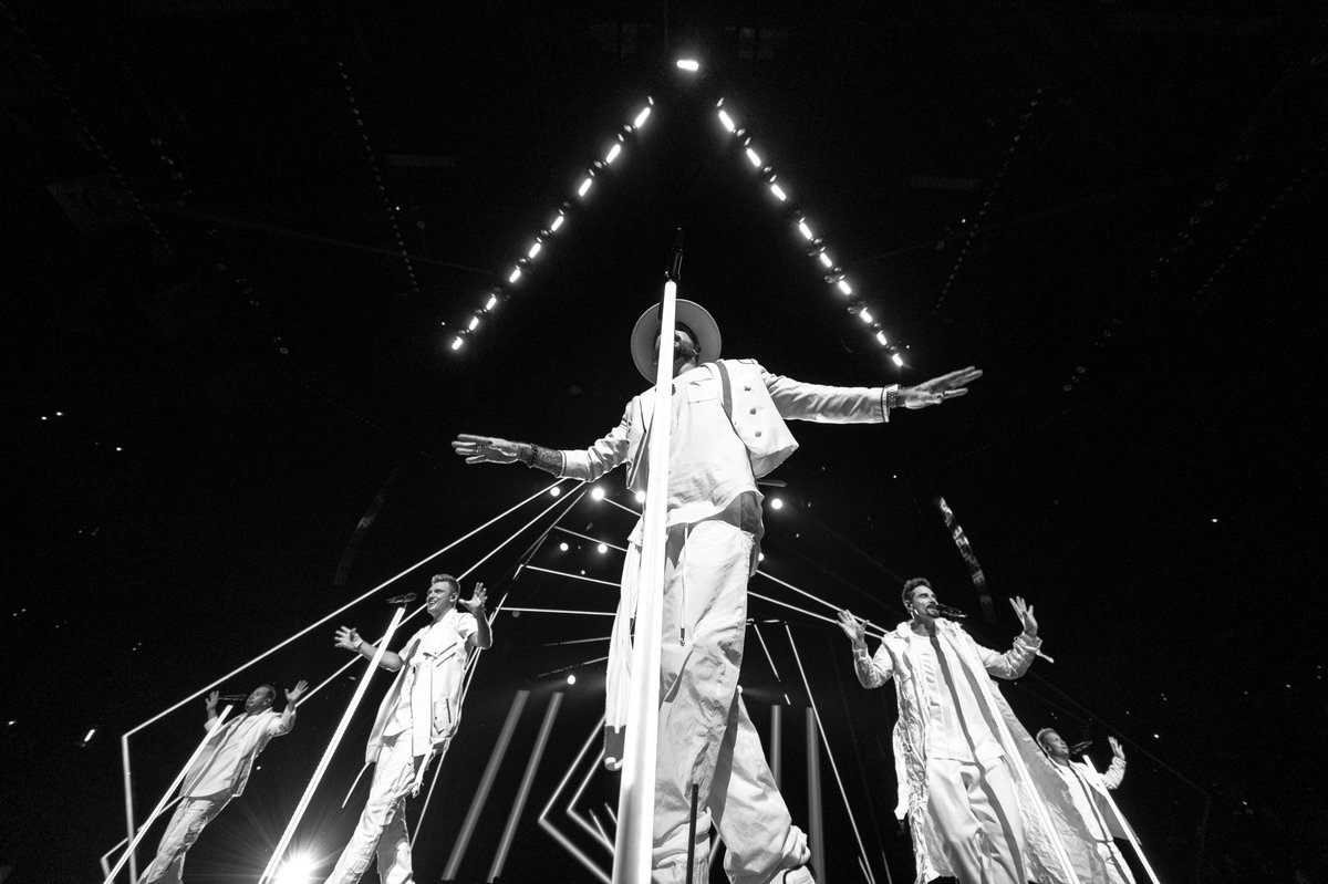 nickcarter's tweet image. Where Brooklyn at?!? You showed UP last night at #bsbnyc. You always go hard with us! Thank you! #dnaworldtour