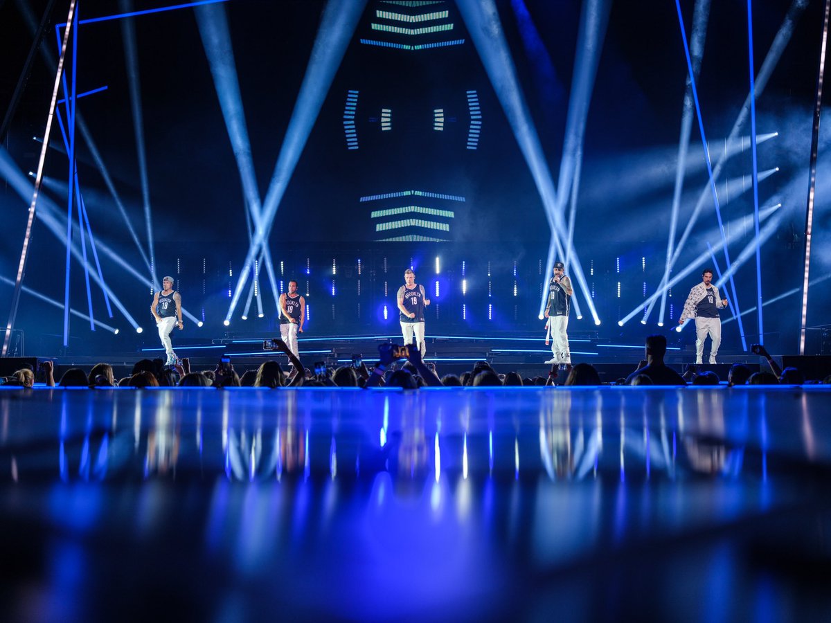 nickcarter's tweet image. Where Brooklyn at?!? You showed UP last night at #bsbnyc. You always go hard with us! Thank you! #dnaworldtour