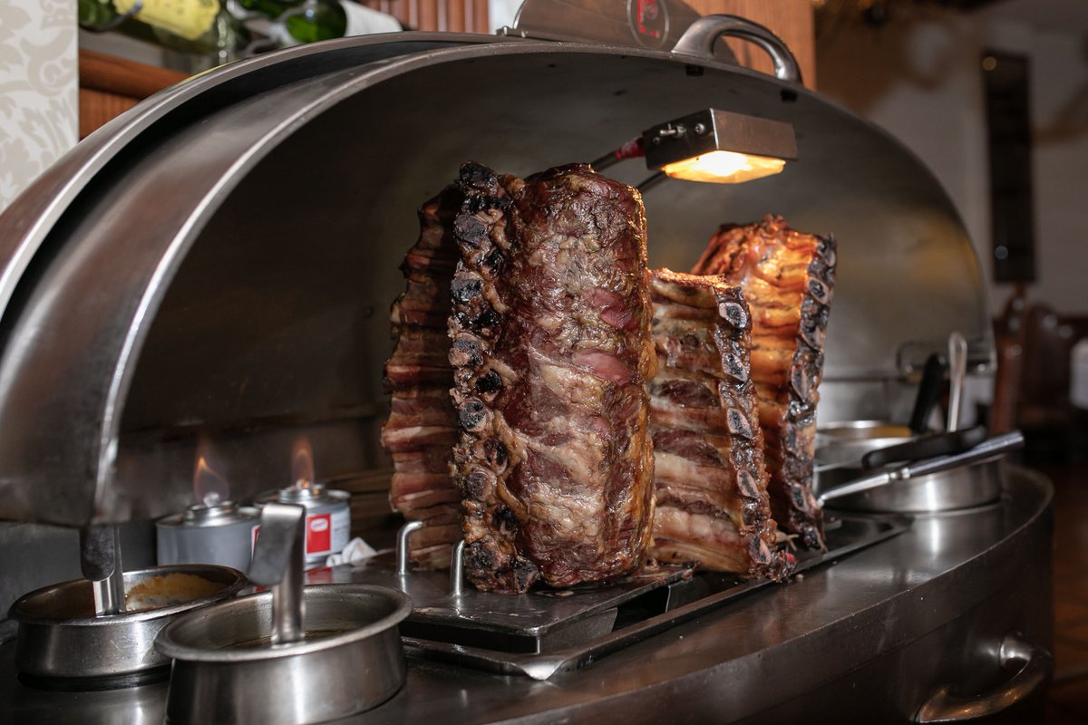 LawrysChicago's tweet photo. We’re carving up all this goodness right at your table 🔪
#LawrysThePrimeRibChi #Chicago #CarverCart https://t.co/rBu9EXhMG8