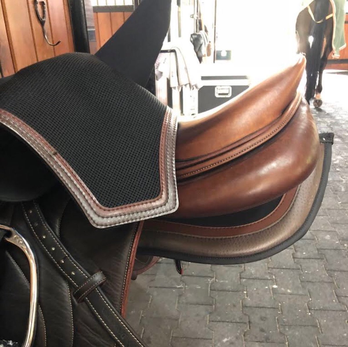 Calling all chesnuts 🗣️ 
Dark Brown Ostrich and Brown DoubleTrim Custom SilentFit EarBonnet and ImpacTeq Half Pad. #Customize #EquiFit