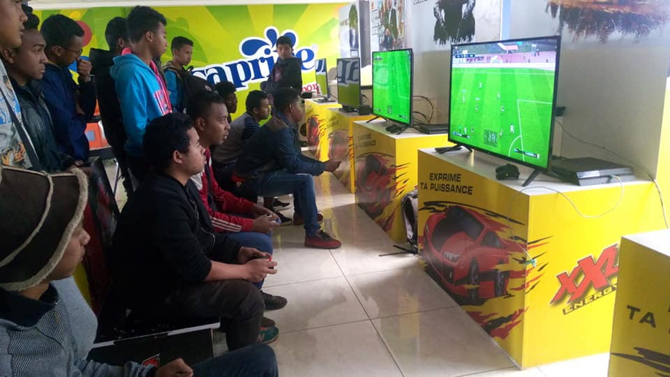 OrangeEsportEXP's tweet photo. 🇲🇬 #OrangeEsportExperience
La finale du tournoi #PESMasters se tiendra demain à #Madagascar à partir de 8h30.
🏆 16 joueurs sont encore en compétition pour aller chercher la victoire !!! 🎮
#Gaming #eSports #PES2019 https://t.co/bUwUl52h3T