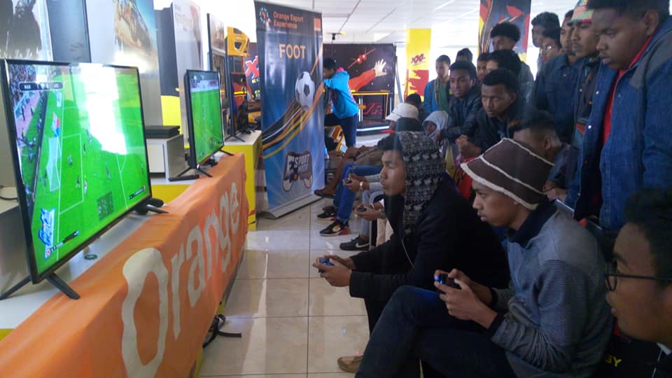 OrangeEsportEXP's tweet photo. 🇲🇬 #OrangeEsportExperience
La finale du tournoi #PESMasters se tiendra demain à #Madagascar à partir de 8h30.
🏆 16 joueurs sont encore en compétition pour aller chercher la victoire !!! 🎮
#Gaming #eSports #PES2019 https://t.co/bUwUl52h3T