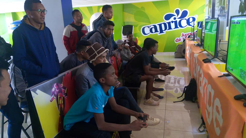 OrangeEsportEXP's tweet photo. 🇲🇬 #OrangeEsportExperience
La finale du tournoi #PESMasters se tiendra demain à #Madagascar à partir de 8h30.
🏆 16 joueurs sont encore en compétition pour aller chercher la victoire !!! 🎮
#Gaming #eSports #PES2019 https://t.co/bUwUl52h3T