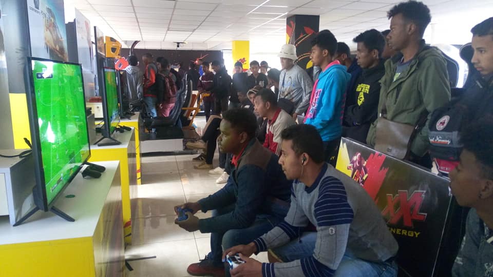 OrangeEsportEXP's tweet photo. 🇲🇬 #OrangeEsportExperience
La finale du tournoi #PESMasters se tiendra demain à #Madagascar à partir de 8h30.
🏆 16 joueurs sont encore en compétition pour aller chercher la victoire !!! 🎮
#Gaming #eSports #PES2019 https://t.co/bUwUl52h3T