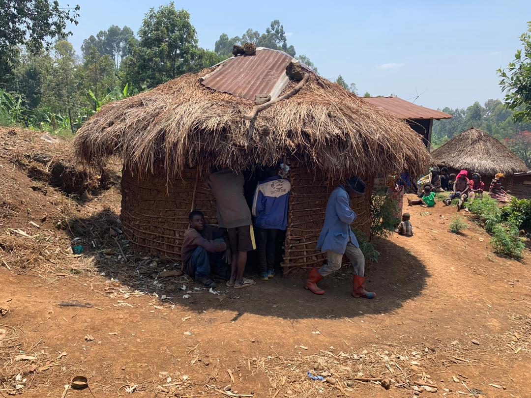 AmaniKamanda2's tweet photo. PNKB: À la rencontre des peuples #pygmees d #kabare,#kalehe. Dialogue ouvert e constructif avec les parties prenantes sur la situation actuelle du #PNKB.
Ns avons longuement échangé sur leur besoin de quitter l Parc ainsi participer à la protection du #PNKB.
@MinEnvRDC @fatshi13 https://t.co/y22sYbwpNY