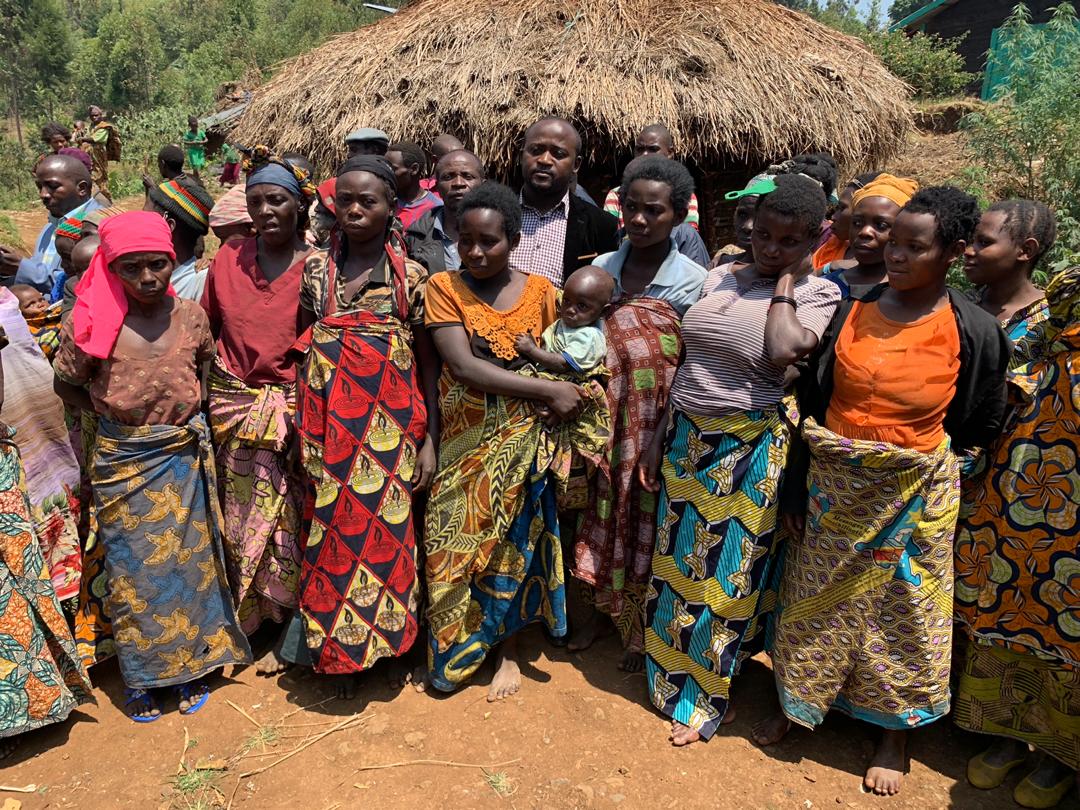 AmaniKamanda2's tweet photo. PNKB: À la rencontre des peuples #pygmees d #kabare,#kalehe. Dialogue ouvert e constructif avec les parties prenantes sur la situation actuelle du #PNKB.
Ns avons longuement échangé sur leur besoin de quitter l Parc ainsi participer à la protection du #PNKB.
@MinEnvRDC @fatshi13 https://t.co/y22sYbwpNY