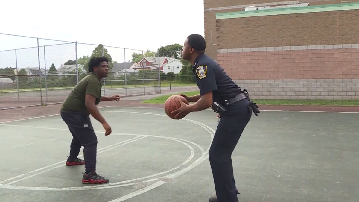 Syracuse cop offers to buy new sneakers for kids who beat him in basketball: https://t.co/YuYwv54CEw

If you beat him, Officer Hanks says he will buy you a new pair of shoes. But if you lose? You owe him 20 push-ups. The first person to score wins. https://t.co/TG9hxokV3p