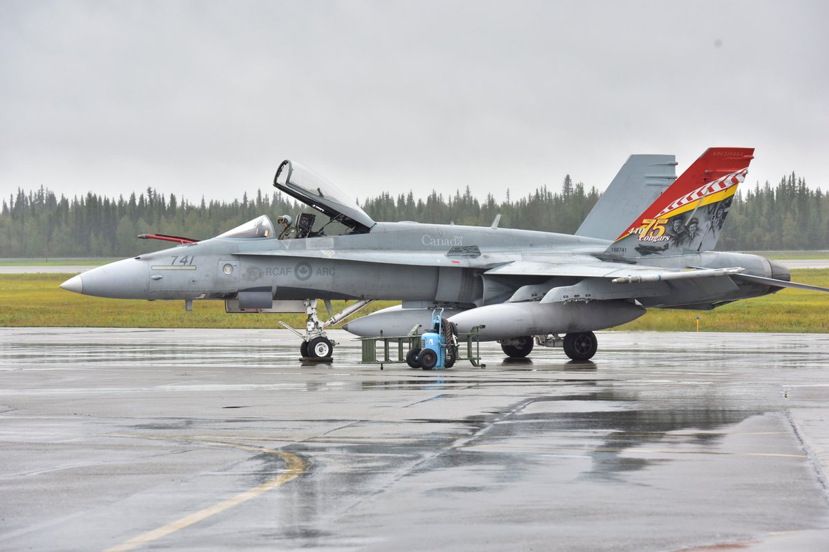 ARC_RCAF's tweet photo. #VolEnFormation ce #VendrediChasseur  ✈️

#Aujourdhui, nous aimerions souligner le #TravailDÉquipe présenté par nos aviateurs de l'#ARC et nos #AmisPartenairesAlliés pendant l'exercice RED FLAG-Alaska 19-3. 👏

#ARCFier #Puissanceaérienne https://t.co/jfnXQ5HTjx