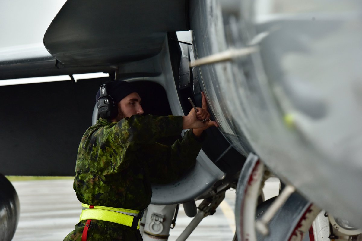 ARC_RCAF's tweet photo. #VolEnFormation ce #VendrediChasseur  ✈️

#Aujourdhui, nous aimerions souligner le #TravailDÉquipe présenté par nos aviateurs de l'#ARC et nos #AmisPartenairesAlliés pendant l'exercice RED FLAG-Alaska 19-3. 👏

#ARCFier #Puissanceaérienne https://t.co/jfnXQ5HTjx