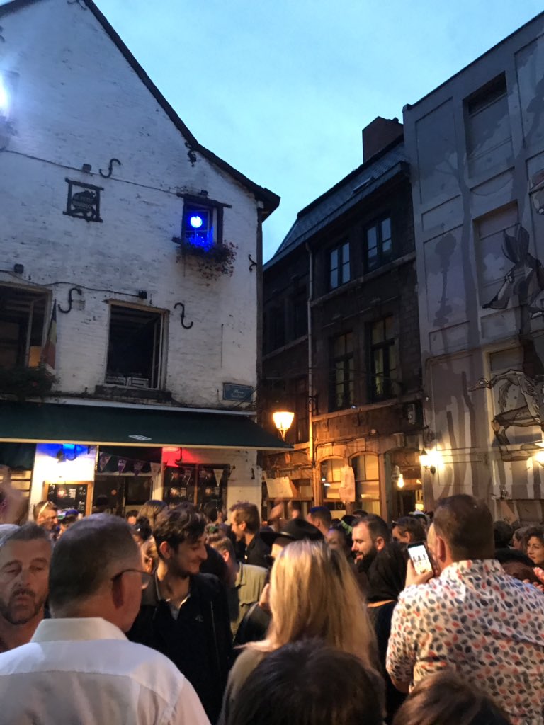 XvrJdn's tweet photo. « Se jeter dans la gueule du loup »
#XVaout #outremeuse #roture https://t.co/MrvNQMYoBJ