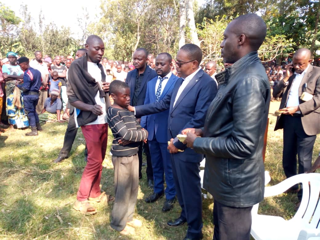 TheoKASI's tweet image. Le SK a été frappé par un nouveau naufrage. Bilan provisoire: +85 personnes étaient à bord de la pirogue; 49 rescapés et 36disparus. Ns ns sommes déplacés à #Luhihi pr réconforter et apporter assistance aux familles. Les recherches se poursuivent, le renforcement d mesures aussi.