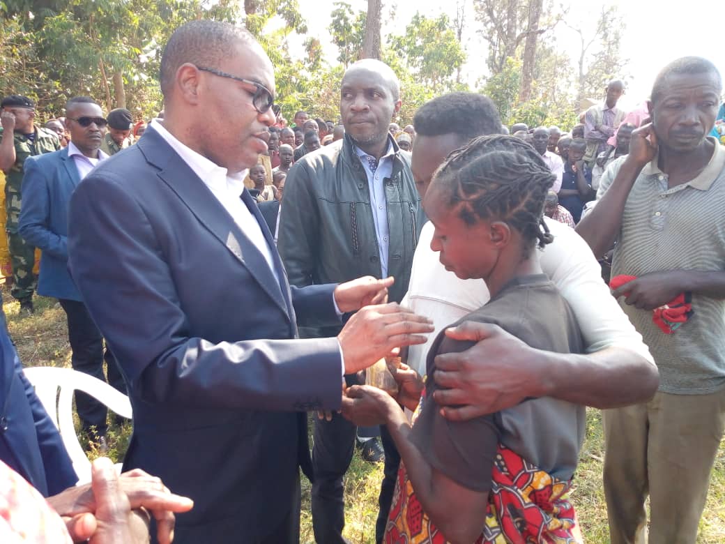 TheoKASI's tweet image. Le SK a été frappé par un nouveau naufrage. Bilan provisoire: +85 personnes étaient à bord de la pirogue; 49 rescapés et 36disparus. Ns ns sommes déplacés à #Luhihi pr réconforter et apporter assistance aux familles. Les recherches se poursuivent, le renforcement d mesures aussi.