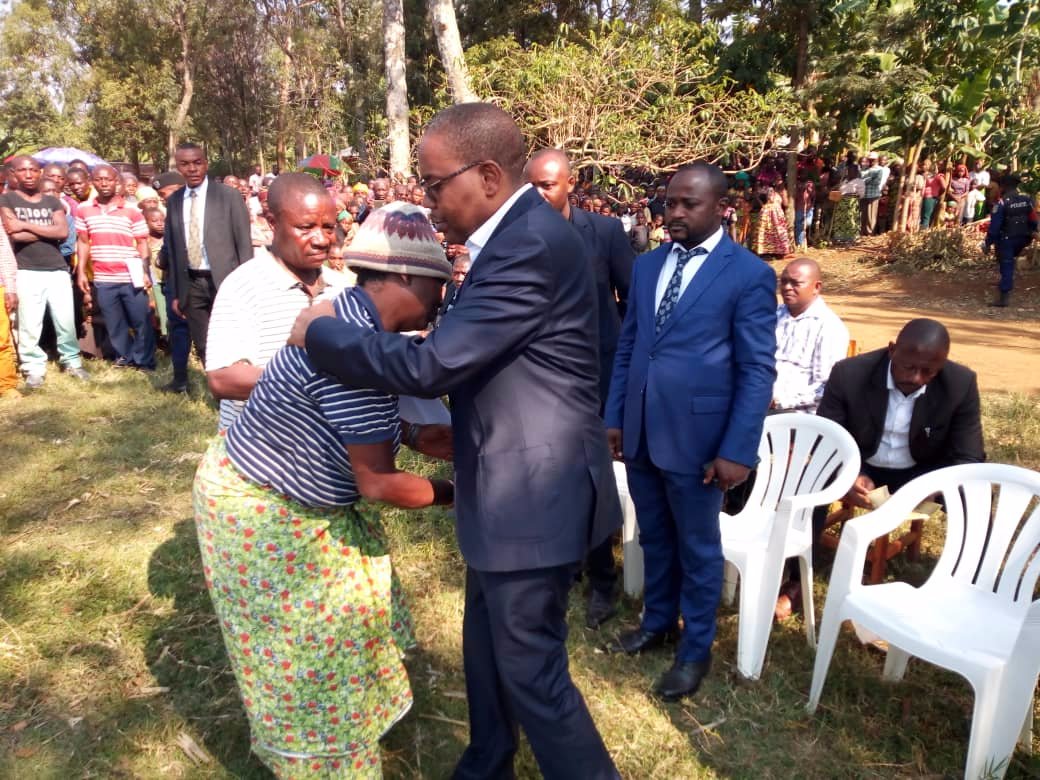 TheoKASI's tweet image. Le SK a été frappé par un nouveau naufrage. Bilan provisoire: +85 personnes étaient à bord de la pirogue; 49 rescapés et 36disparus. Ns ns sommes déplacés à #Luhihi pr réconforter et apporter assistance aux familles. Les recherches se poursuivent, le renforcement d mesures aussi.