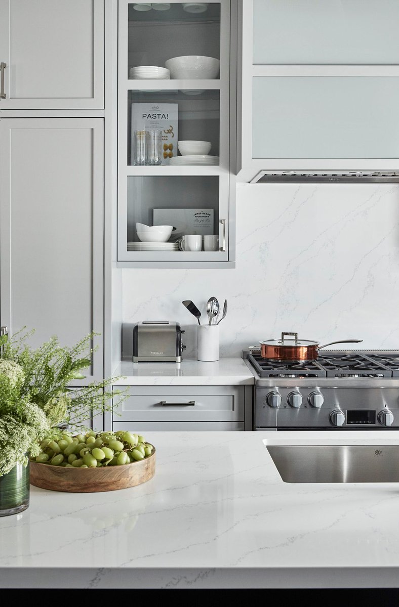 Who else loves a quartz backsplash? This stunning kitchen designed by <a href="/briangluckstein/">Brian Gluckstein</a> features #HanStoneTranquility on both the counters and backsplash 😍