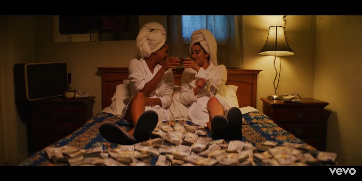 bad_girllz's tweet photo. Acabei de assistir o clipe e estou a palavras AAAAAA
Arlissa maravilhosaa voz impecável me apaixonei)
A Lauren toda pfta (como sempre)
A música bonita e viciante
Teve macho apanhando e por fim as duas fugiu da polícia e ostentaram
P E R F E I Ç Ã O
#running #RunningMusicVideo https://t.co/kTOp7Ph63u