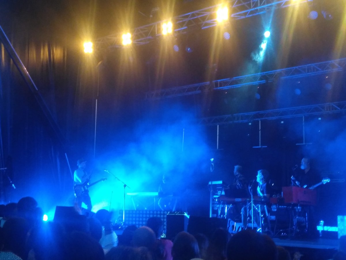 jacobobuceta's tweet photo. La magia anoche llegó en los acordes y los versos de Fecha Caducada y El equilibrio es imposible. Cantadas seguidas por un emocionado @ivanferreiro y Fon Román llegando por sorpresa. Un momento tan inolvidable como único.
#Ferreirismo
#PazodeCea
#PiratasdelCaribeGalego https://t.co/Y38RSwWaph