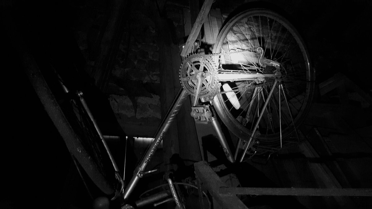 dosyrax's tweet photo. Jlance une sorte de thread que jvais compléter au fur et à mesure avec des photos que j'ai pu prendre en faisant de l'urbex : pour commencer des vélos #urbex #blackandwhitephotography 🚲 https://t.co/WPGk3bxkOl