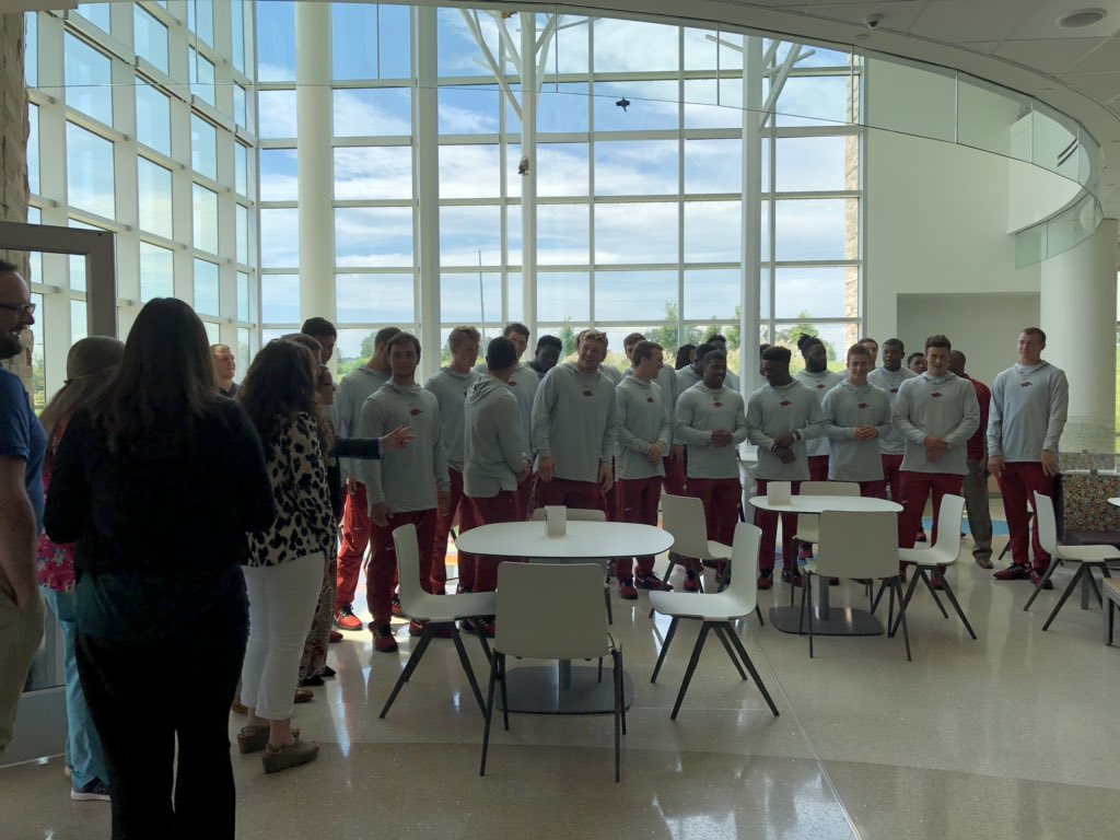 TrishaMontague1's tweet photo. #CallingtheHogs at #ACNW Thank you @RazorbackFB and @coachchadmorris for visiting our patients and families. #ACNW ❤️ our #Razorbacks @rebecca_neely14 @HogMarketingTMC @ChandaChacon @archildrensFred @hilarydemillo @archildrensJeff https://t.co/y0JMcpzEIV