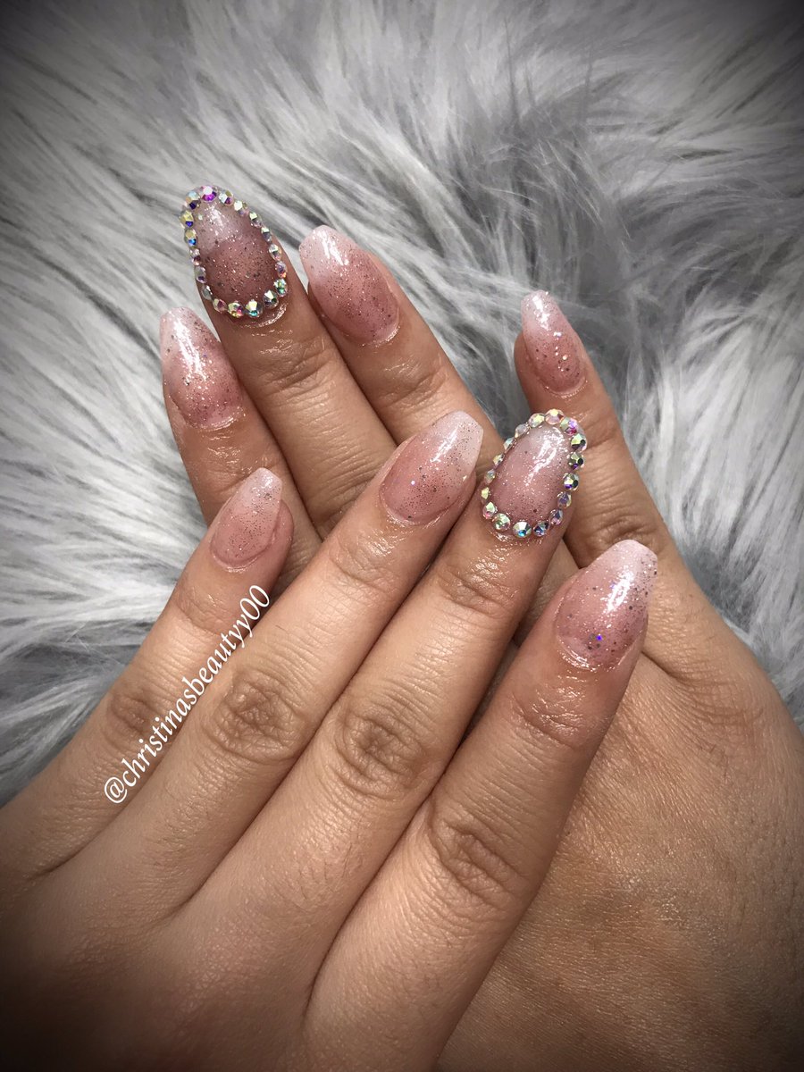 Simple bling nails!
#newnails #coffinshapenails #nailsofinstagram #nails #naillovers #lovenails #blingnails #glitternails #longhairprettynails #gelish #miasecret