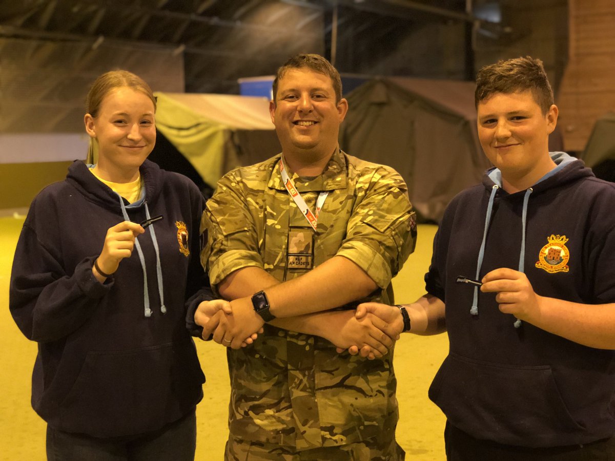 On Wednesday evening I had the pleasure to present 7 Trained Shot Badges to cadets from No 2 Welsh Wing who are on their Summer Camp

Well done to all 🥳👏
@2WWAirCadets <a href="/Damienmarkkelly/">Sqn Ldr Damien Kelly RAFAC</a>