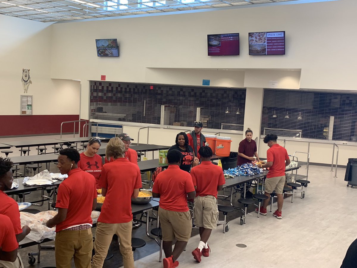 SFMHSWolfpack's tweet photo. Thank you Wolfpack Boosters for helping our student athletes before tonight’s game. #TEAMSOUTH https://t.co/aqanAhOfqG