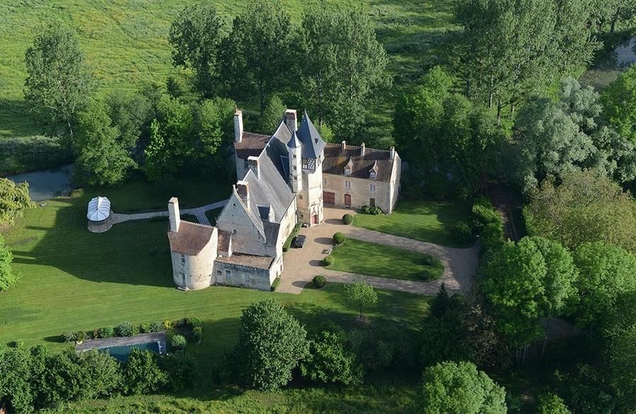 franceprop's tweet photo. Hard to believe that you can buy a renovated 11-bedroom château with swimming pool in Burgundy for just €896,760! It even has a bedroom built for Joan of Arc. It's set in spacious grounds bordered by a river. 
https://t.co/VHG8zy95DI
#france #frenchproperty @LimousinAgent https://t.co/Qgkfcq0u9R
