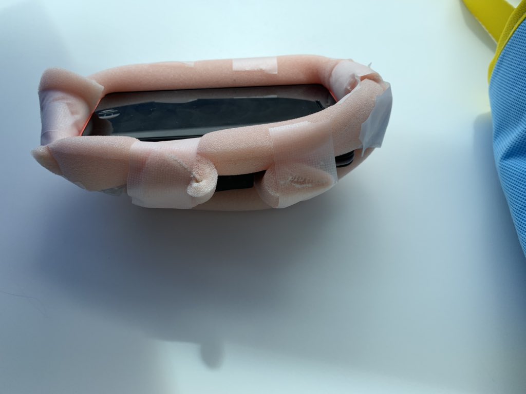 hendyl2001's tweet image. I had a patient who couldn’t hold their phone so made a cradle out of ett tape foam 👍🏼