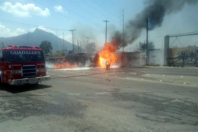  Bomberos trabajando.