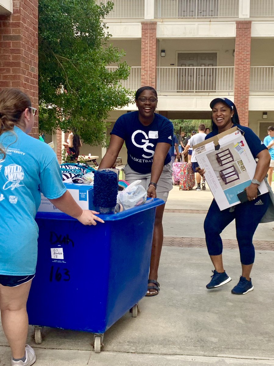CoachKeyy's tweet photo. I broke a sweat, but I didn’t break a nail 😩🙌🏾 Happy move-in day Eagle Nation!! https://t.co/2IkbOsNP9d