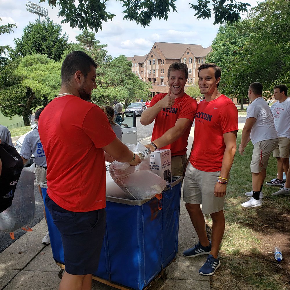 DaytonFootball's tweet image. The Flyers took a break from preseason camp to be part of the army of volunteers helping with NSO move-in today.  #GoFlyers #GotGrit #UDMove-In19