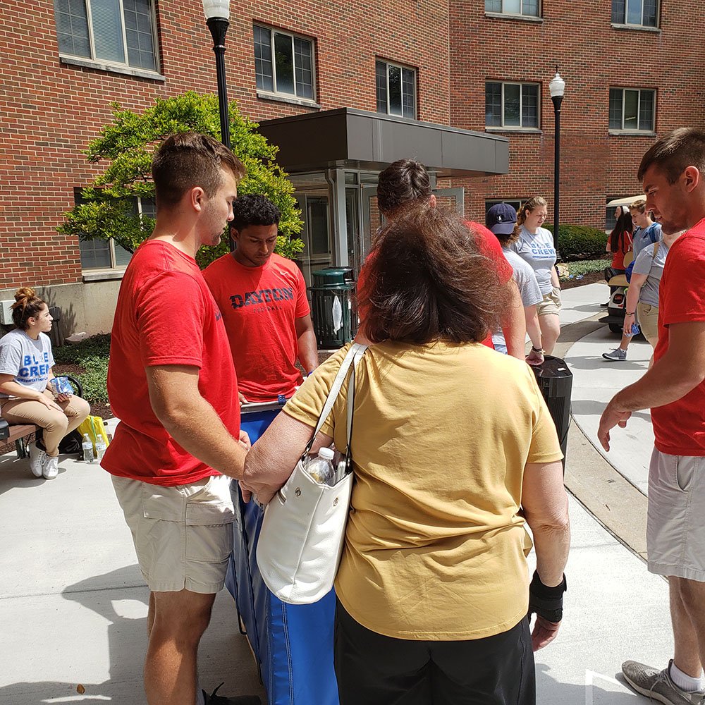DaytonFootball's tweet image. The Flyers took a break from preseason camp to be part of the army of volunteers helping with NSO move-in today.  #GoFlyers #GotGrit #UDMove-In19