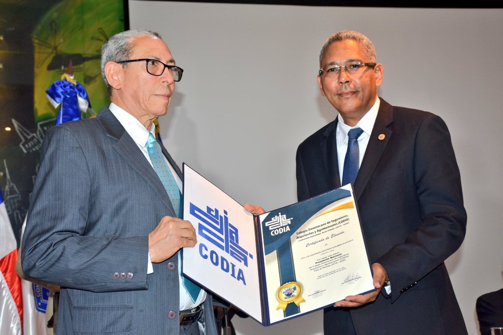 CodiaCentral's tweet photo. Los miembros de la Junta Directiva Nacional, Regionales, Delegaciones y CDN's reciben su certificado de elección, que los acredita como nuevos incumbentes para el período 2019-2020 del #CodiaRD.
https://t.co/JfelTuzbrz
#CodiaJuramenta #DíaDelIngeniero https://t.co/rsP5my3kgo