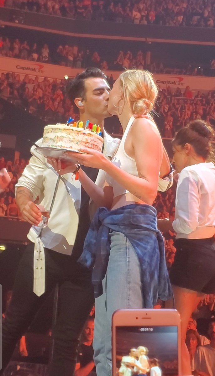 unycom's tweet photo. ナニコレ最高に可愛いんだけどー！😍😍
ソフィーが憧れの先輩に告白してるみたい💕💕

#HappyBirthdayJoeJonas 
#SofieTurner 

ジョーとJLawは同じ終戦記念日生まれね、おぼえた！ https://t.co/rcSoXcWGBY