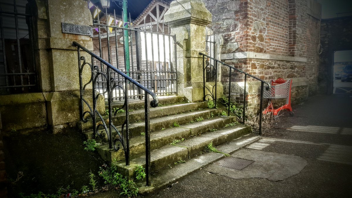 ClaireyFaery78's tweet photo. THE BULLRING MARKET #wexford #ireland #mytown #bullringmarket #redbrick #oldsteps #blueskies #mytown https://t.co/QANjw5hMvI