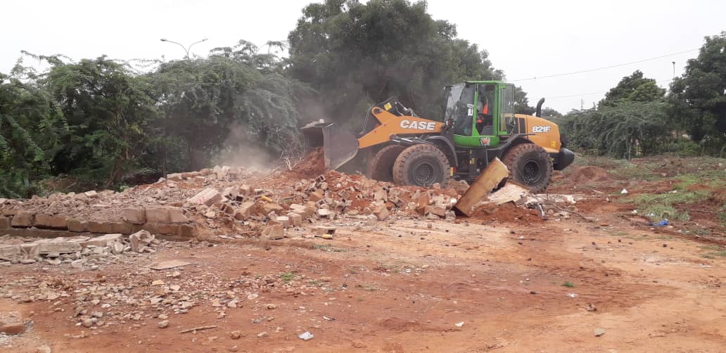 Les services municipaux ont démoli une maison illégale réalisée aux abords du canal de Boins-Yaar. Cette construction sans autorisation est faite dans la zone de servitude du canal primaire. Ce qui pourrait engendrer des inondations et perturber la quiétude des citoyens