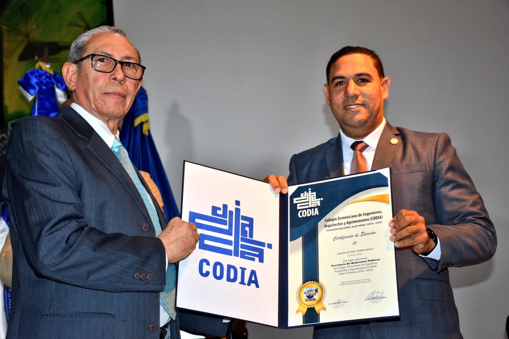 CodiaCentral's tweet photo. Los miembros de la Junta Directiva Nacional, Regionales, Delegaciones y CDN's reciben su certificado de elección, que los acredita como nuevos incumbentes para el período 2019-2020 del #CodiaRD.
https://t.co/JfelTuzbrz
#CodiaJuramenta #DíaDelIngeniero https://t.co/rsP5my3kgo