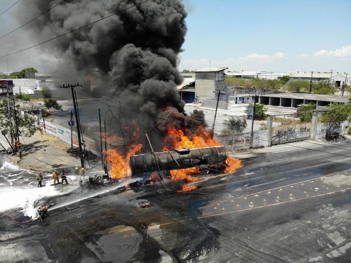 Informamos que debido a la fuga de líquido combustible transportado por una pipa, se generó un incendio, el cual ya fue controlado. Por el momento la vialidad en la zona de Carretera a Reynosa e Israel Cavazos continúa cerrada por medidas de remediación.