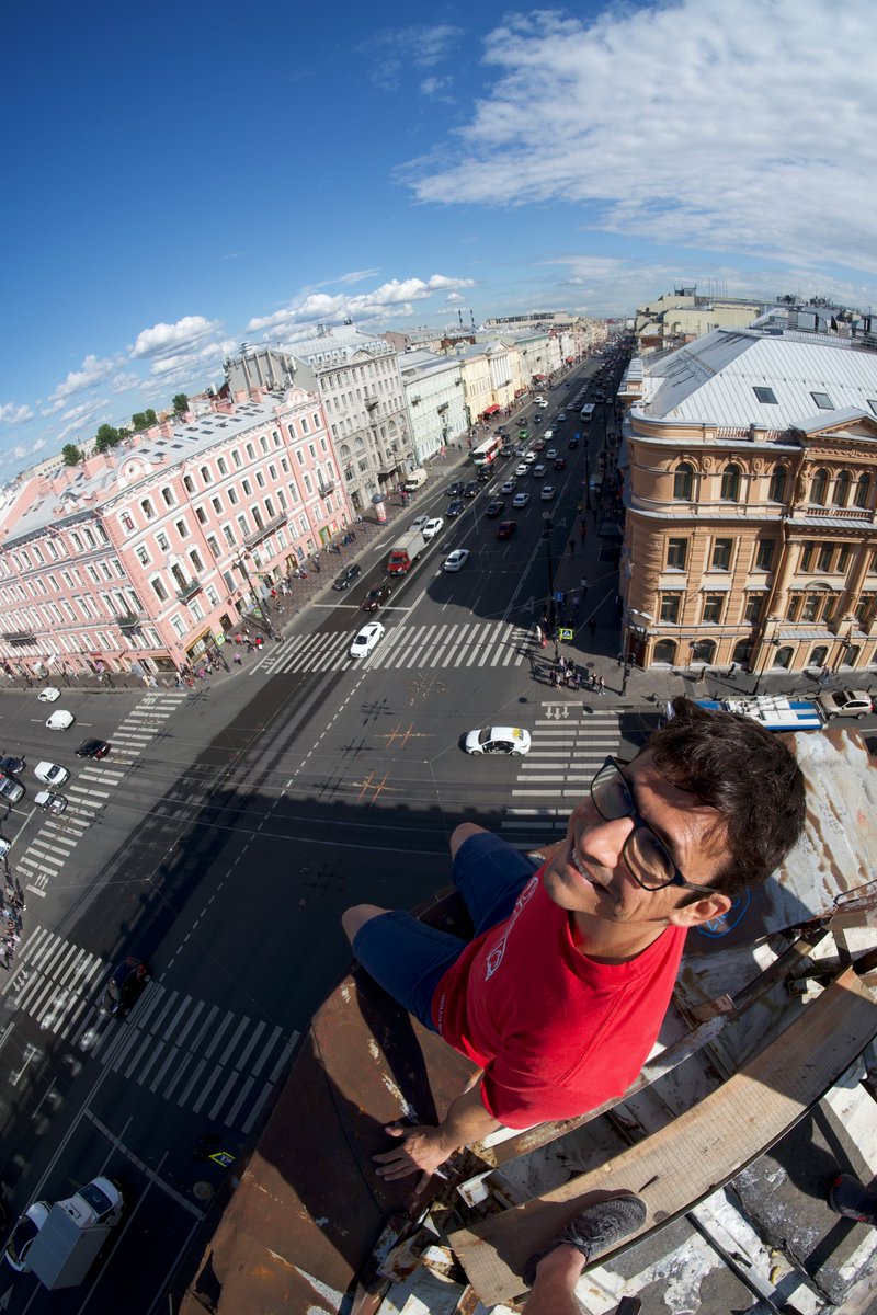 helloiamruben's tweet photo. 🇷🇺 #TransSibChallenge El primer día en Rusia hemos paseado por los tejados de San Petersburgo y tomado el té en la casa donde vivió Rasputín con su actual dueña. Si todos los días van a ser así este viaje será muy divertido 😎
#SvoyaTropa #RussianGeographicalSociety https://t.co/TIVZEOBPj2